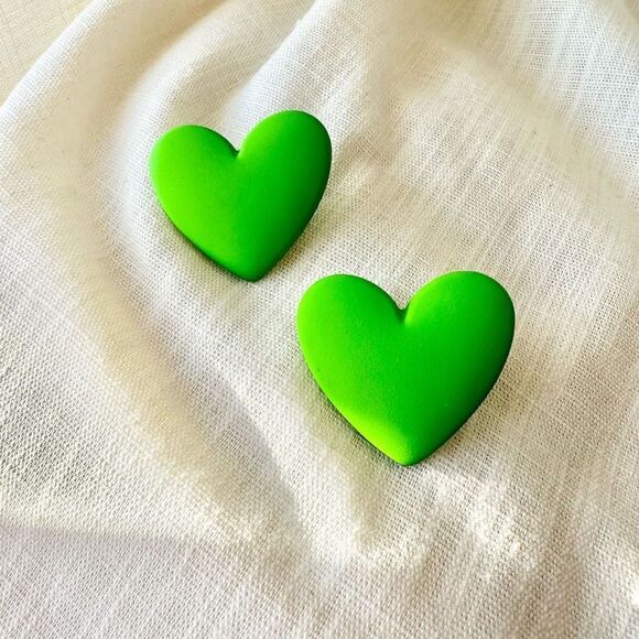 green pop heart stud earrings - Picture 2 of 4